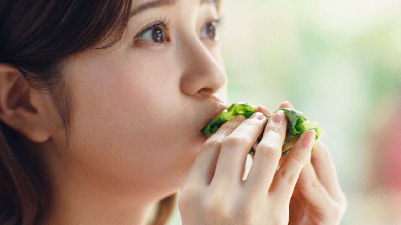 桜田ひより、キュートに焼き肉ぱくり！美脚もチラリ！　濱田岳と“兄妹”に　エバラ「黄金の味」新テレビCM