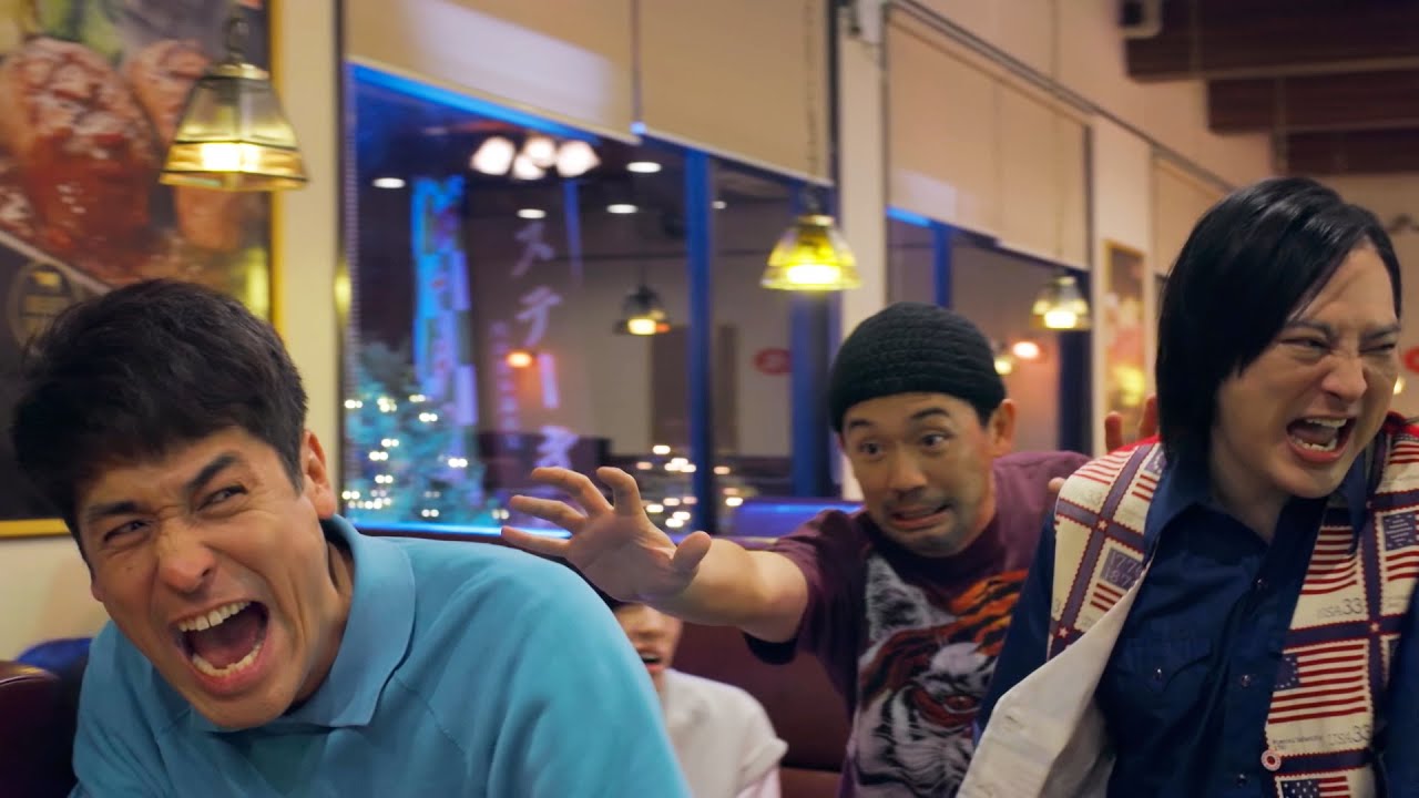 【THE3名様】佐藤隆太&塚本高史&岡田義徳が再び集結！？ファミレスに謎の覆面男が襲来でシリーズ最大の危機　映画『映画 THE３名様Ω～これってフツーに事件じゃね？！～』本予告映像