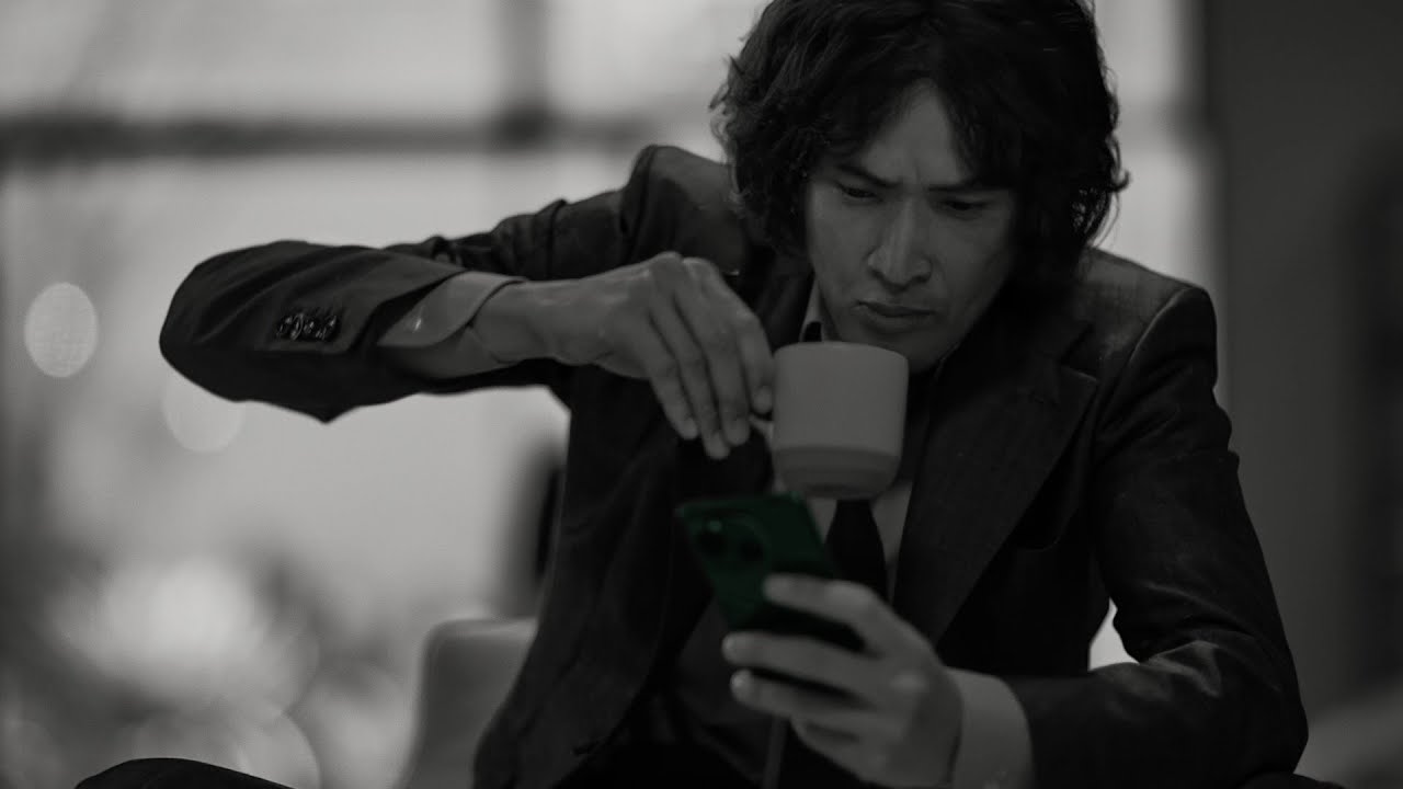 松田優作が令和の時代に蘇る！スマホ片手に語りかける「人間も進化しなきゃね」　『AQUOS R9』新TVCM