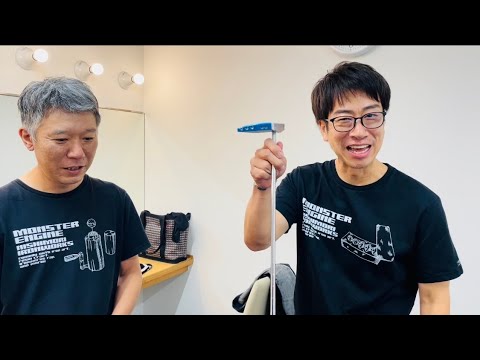 さんまさん、浜本さんへ、パタープレゼント。さんまさんは静止画です