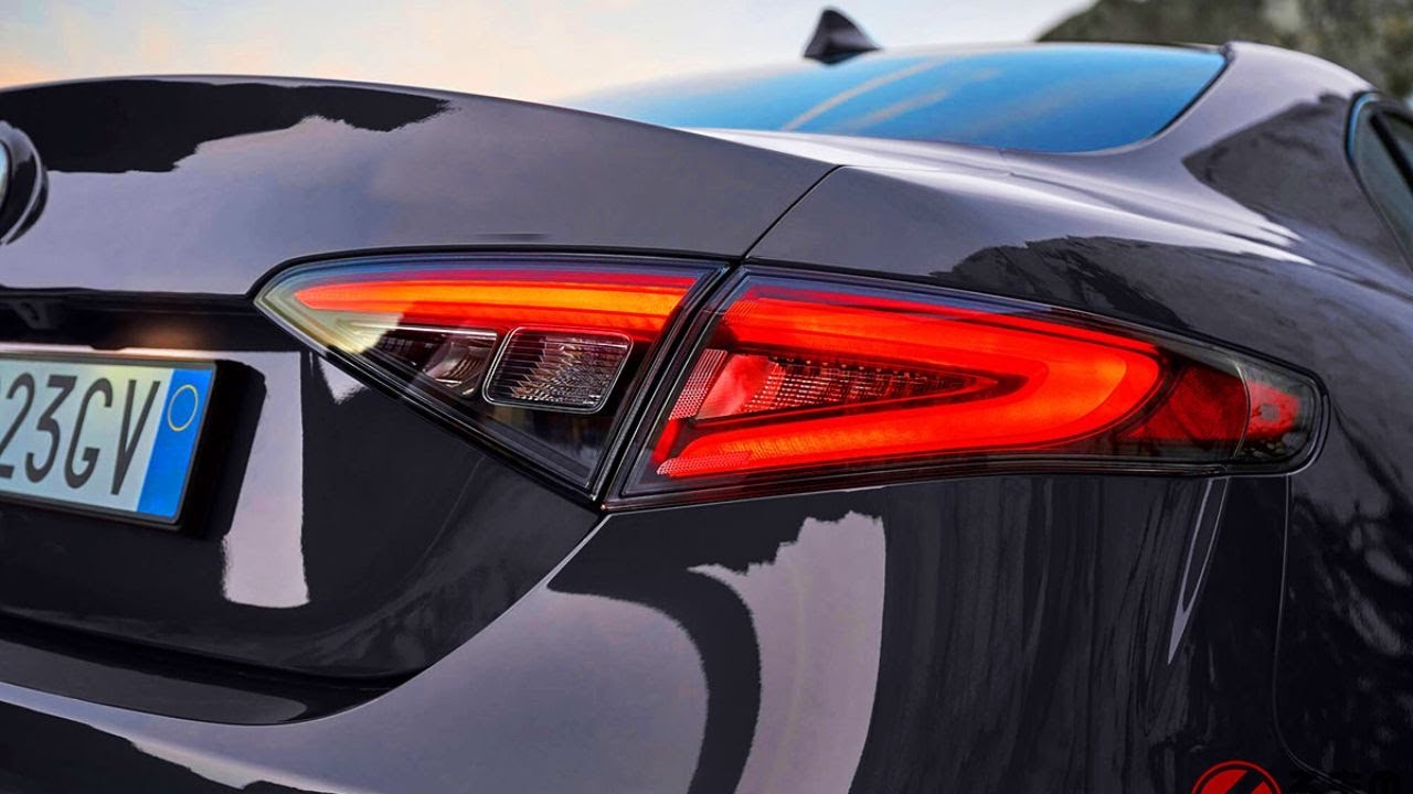 NHK朝ドラ｢虎に翼｣の航一（岡田将生）は“700万円超え”の｢高級セダン｣が愛車か! トラつばオフショット公開で話題の人気俳優は何に乗っている？