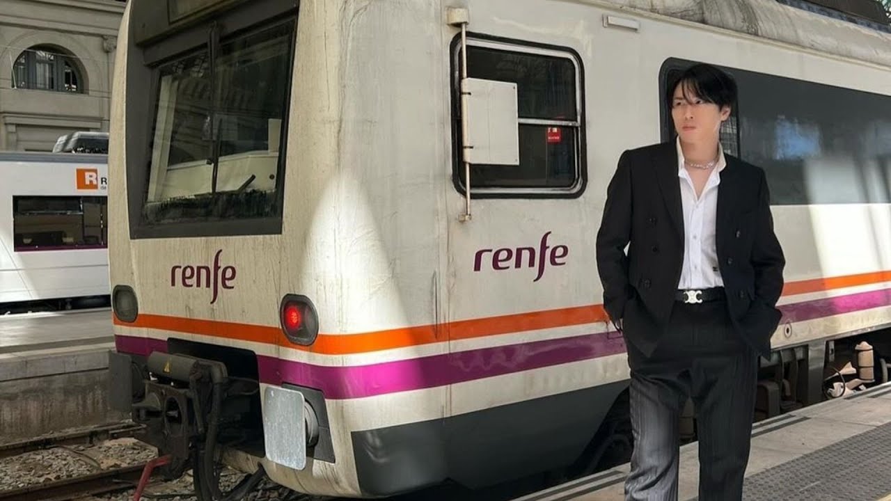 Snow Man宮舘涼太がスペイン・バルセロナでの「EMPIRE」オフショットを公開「街と舘様マッチしすぎ」
