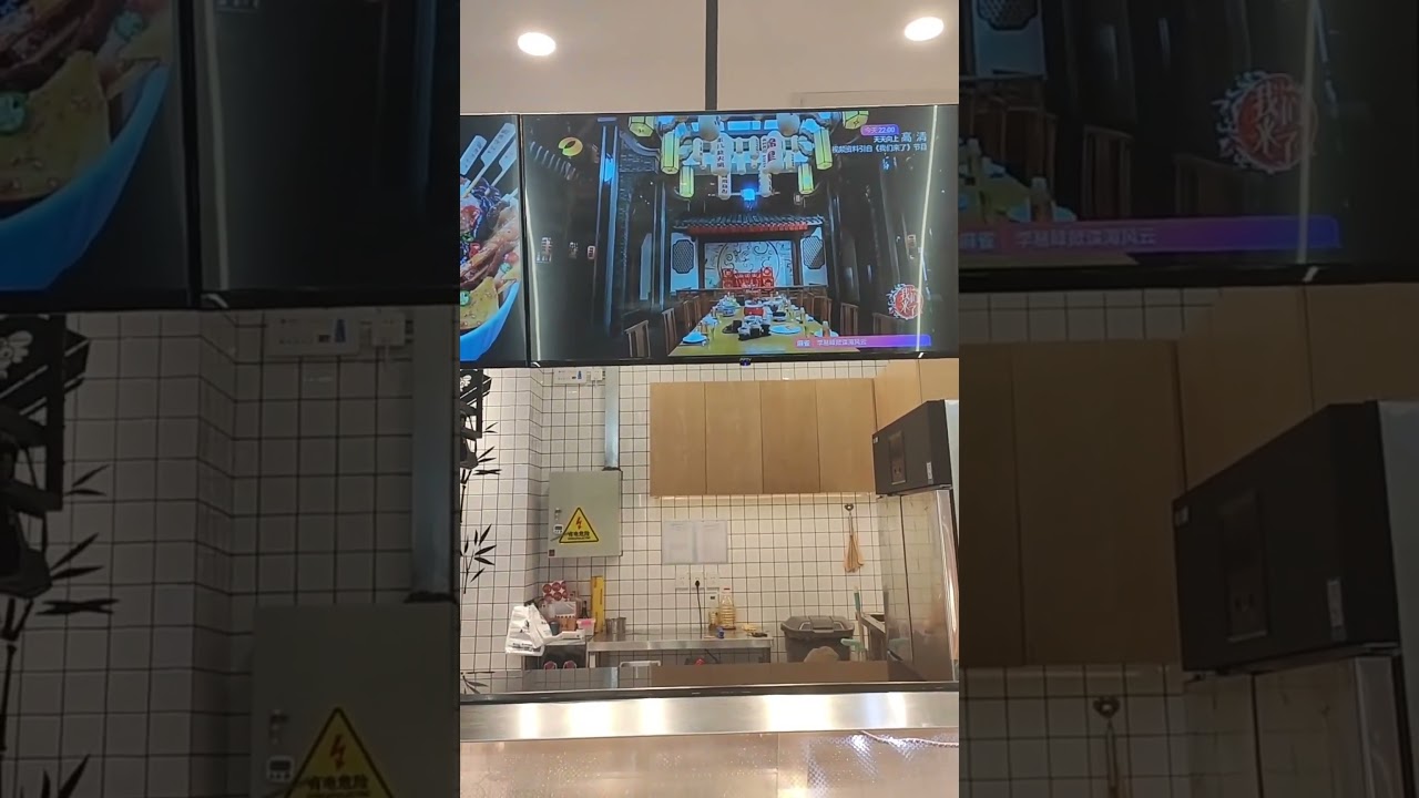 意外发现，在小吃店的电视上放了一段杰尼斯组合SMAP的世界上唯一的花，感觉这首歌很熟悉