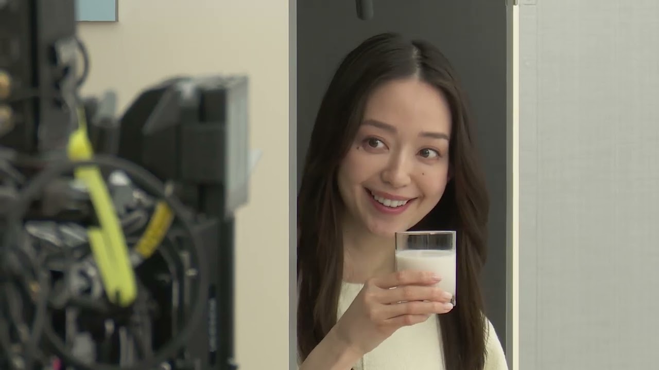 滝藤賢一＆松島花が新CM「粒か？ミルクか？」篇で共演！　メイキング