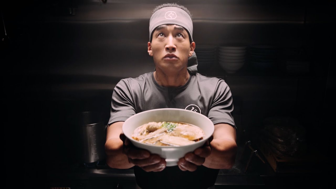 関口メンディー、本格的なラーメン職人に！？「うメンディー！」CMメイキング映像も公開　『まるぐ』ラーメン新TVCM
