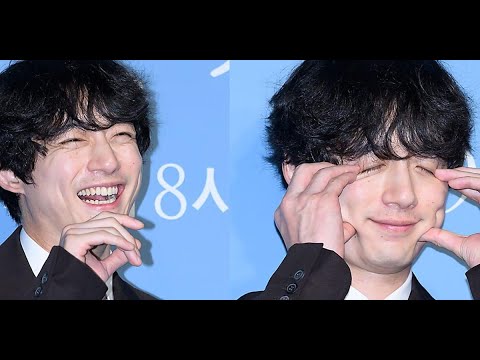新着- 坂口健太郎、フォトタイム中のお茶目な姿が話題に！韓国ファンも「可愛すぎて困惑」と反応 - Kstyle