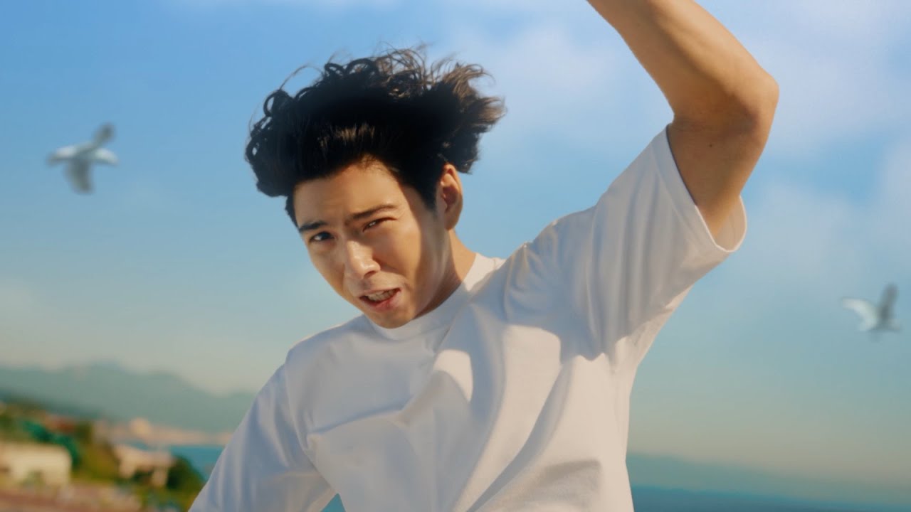 賀来賢人、TikTok撮影で全力チャレンジ！？　『TikTok』新WebCM「きっかけが、流れてくる。」篇