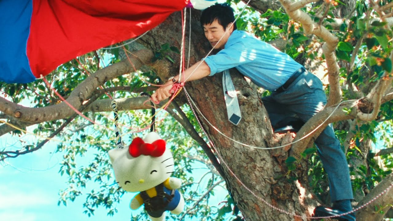 50歳・堺雅人、“同期”ハローキティと異例の初共演！？マインドギャルなキティちゃんにメロメロ　日本マクドナルド サムライマック新TVCM「やろうよぜんぶ。」篇