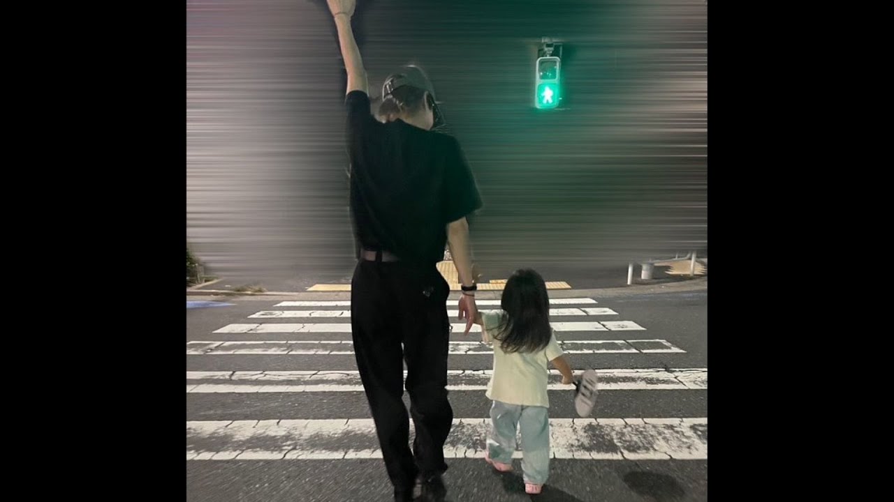 Snow Man佐久間大介が小さな姪っ子とお散歩！手をあげて見守りながら横断歩道を渡るほのぼの後ろ姿ツーショット公開