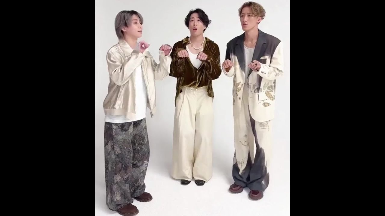 Snow Man岩本照＆佐久間大介＆宮舘涼太がカメラを見つめて“お手”。犬の真似してはしゃぐ動画に「かわいいが渋滞してる」の声