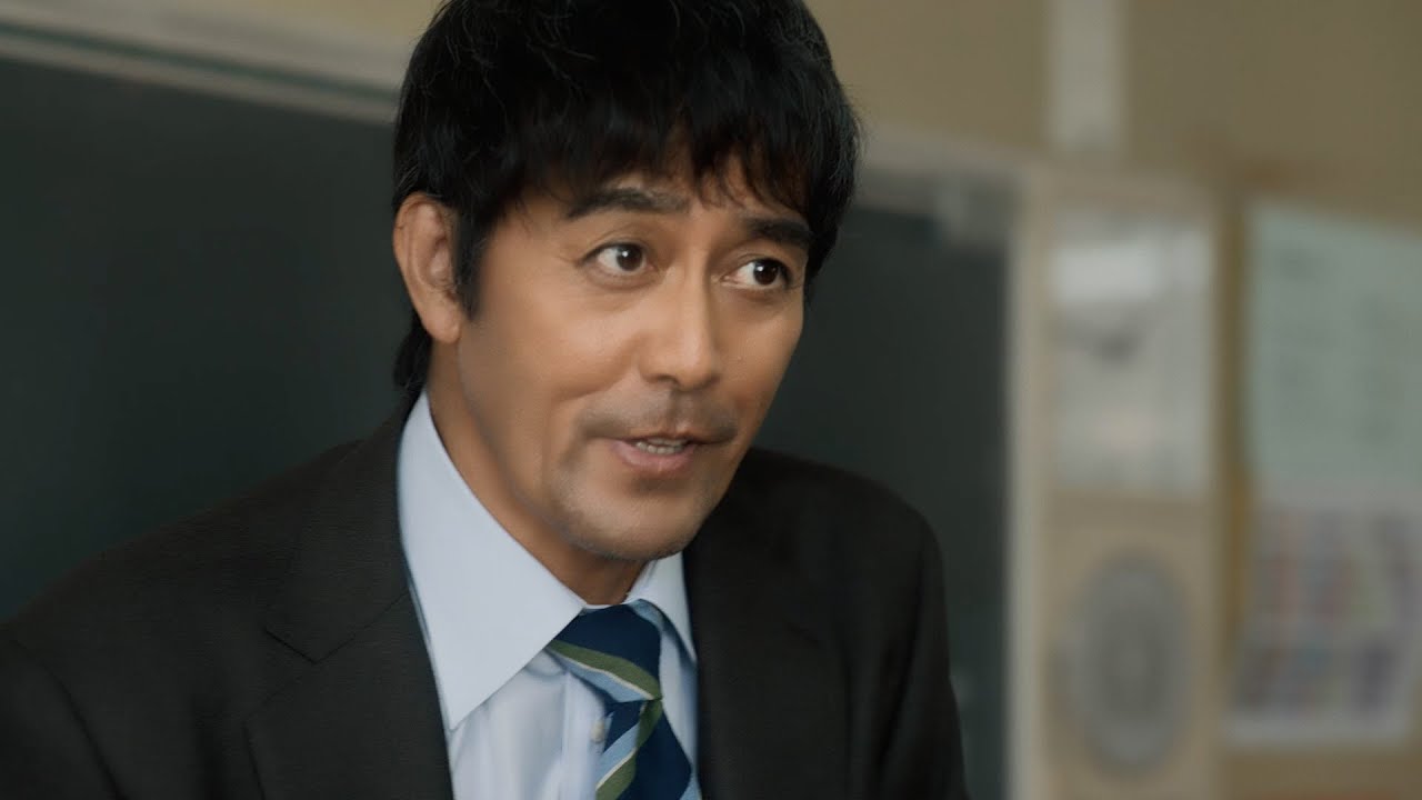 阿部寛、教師役を熱演！？シュールなボケに生徒がツッコミ「さすがに無理じゃね？」　「BBIQ」&「QTmobile」新TVCM