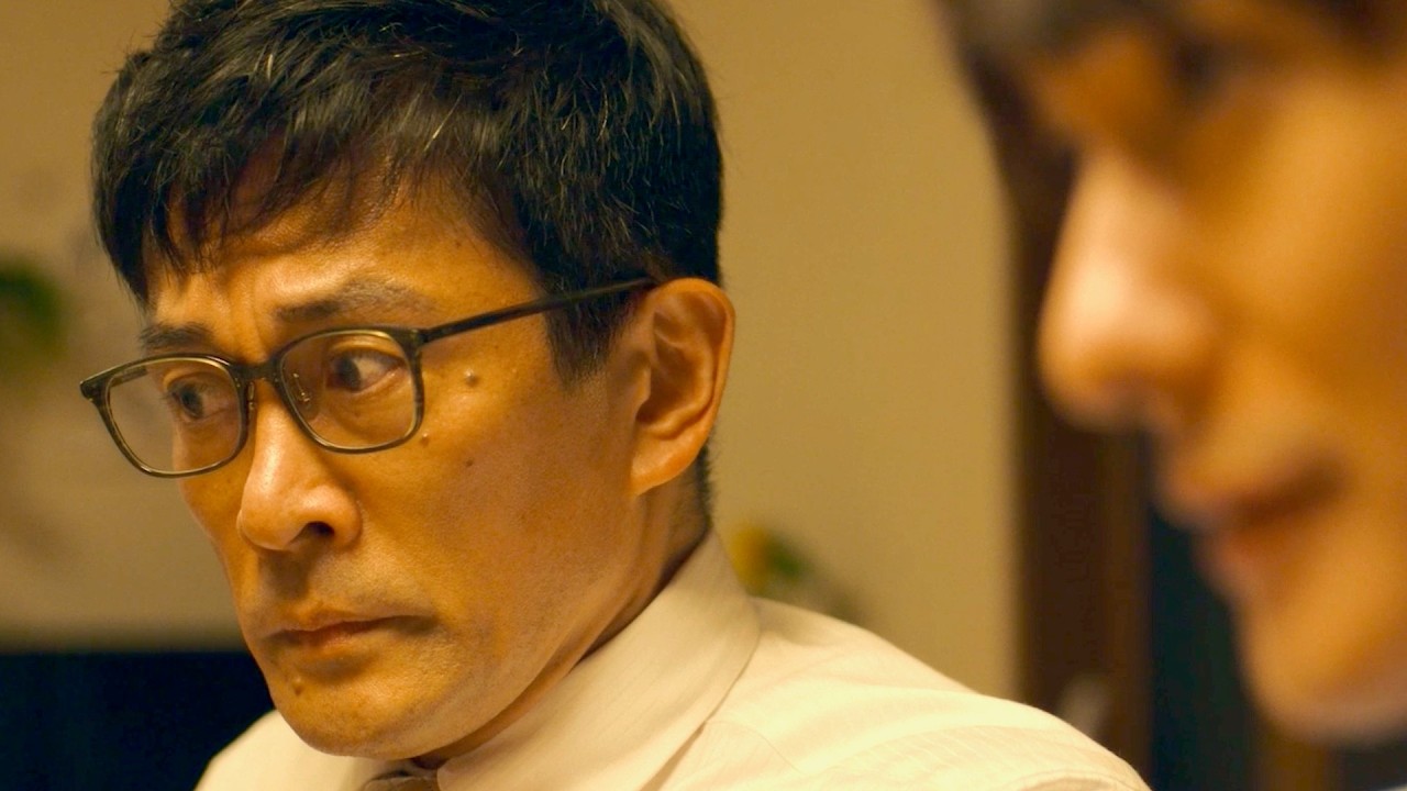 内野聖陽、マジメな税務署員ぶりが光る！岡田将生演じる天才詐欺師と地面師詐欺を計画!?映画『アングリースクワッド 公務員と7人の詐欺師』本編映像