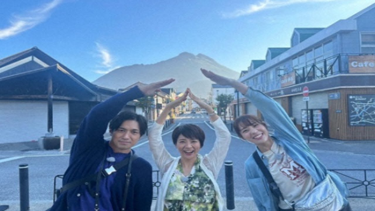 バレーボール元日本代表　鉄道チーム“エッフェルポーズ”3ショット公開に「強そう」「めっちゃ楽しそう」.Saori Sakota.