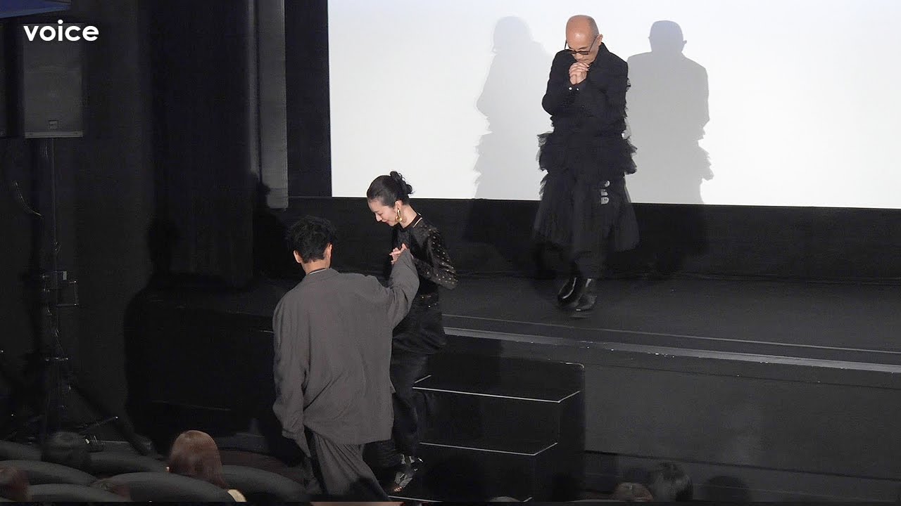 成田凌、中村映里子をエスコート　『雨の中の慾情』バスタブのシーン回顧
