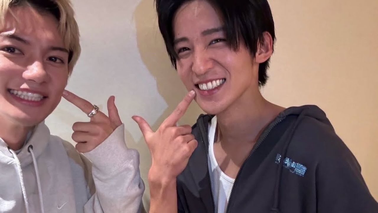 佐野勇斗が目黒蓮とSnow Manライブ舞台裏で“トリリオンポーズ”！目黒＆深澤のうちわを持った“強火”な写真も