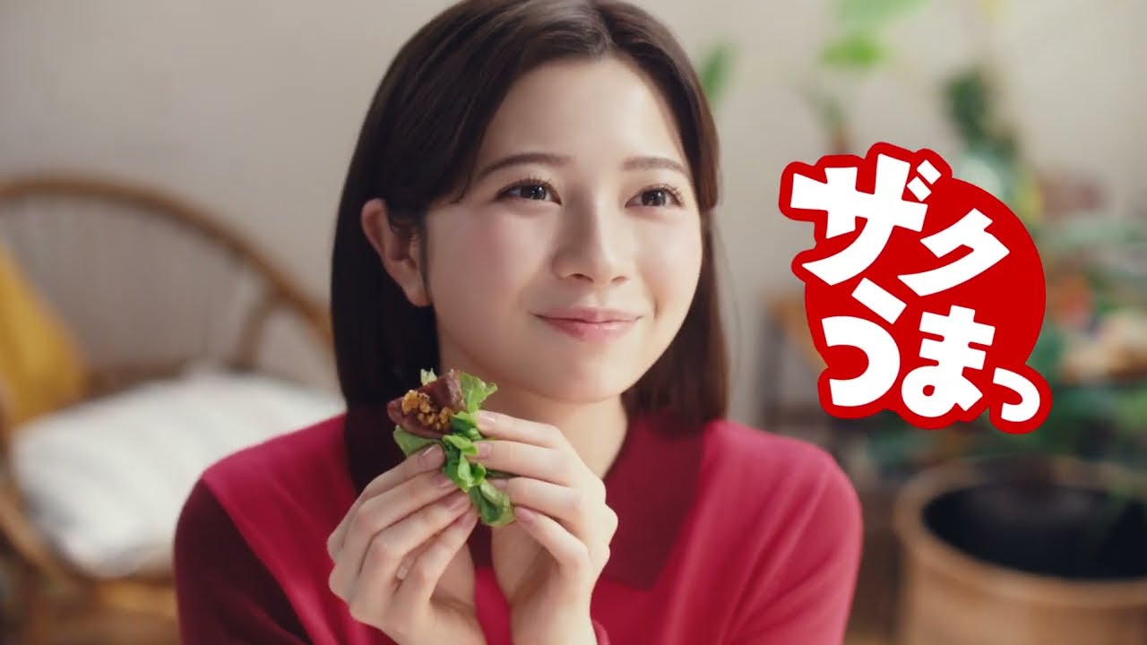 エバラ食品 新商品「焼肉ザクだれ 塩だれガーリック」。焼いた肉に「焼肉ザクだれ」をのせてごはんと一緒に食べた途端に「ザクうま～」と満面の笑顔に！ 新CMに濱田 岳さん、桜田ひよりさんが初出演！