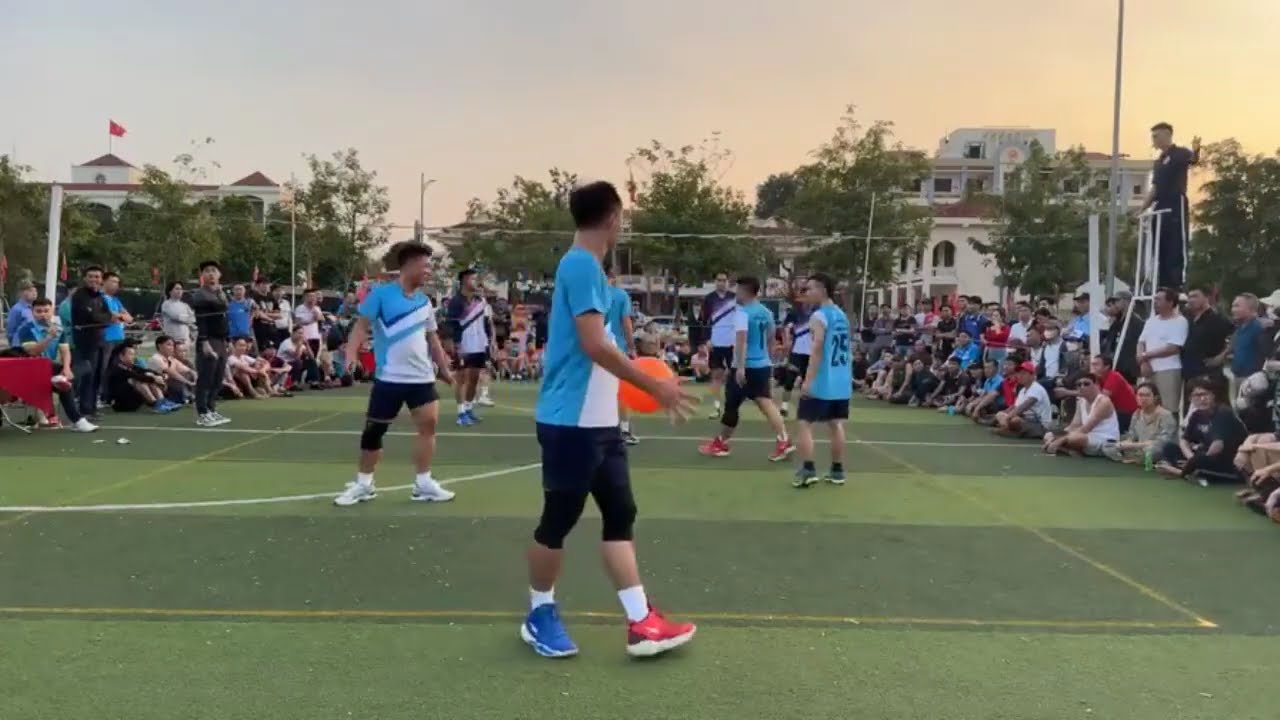 đi chơi mà bắt đá bóng