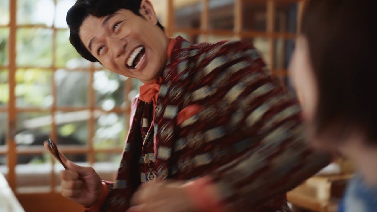 鈴木亮平、全力のコミカル演技でハイテンションな案内人役に！？　MEGA BIG 新TV-CM『１２億の案内人億山・大好きな言葉』篇