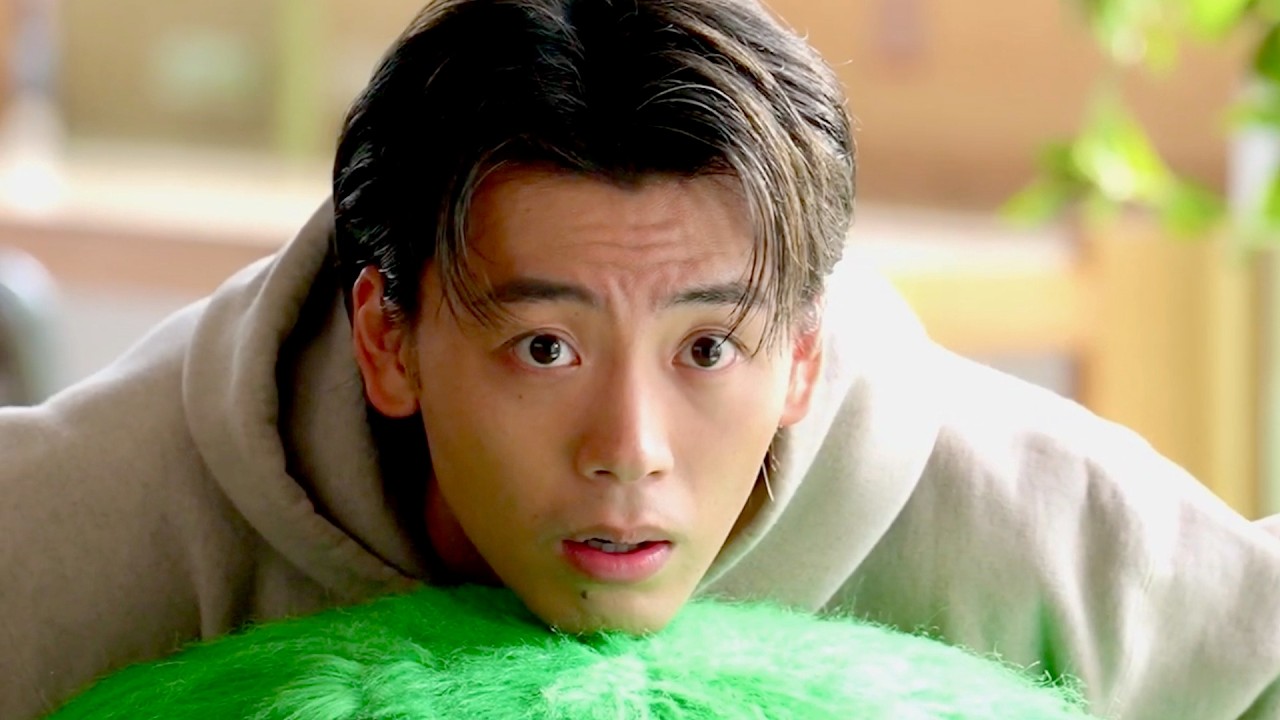 竹内涼真、スーモ形の花束に感激！家族仲良しで大旅行がミッション／SUUMO CM＋インタビュー＋メイキング