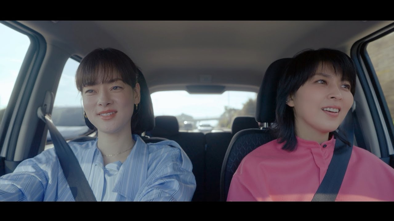 松たか子＆市川実日子、久々の再会にハグ！　仲良くドライブへ　日産ウェブムービー「日産の軽 NEWデイズで、おでか軽！」