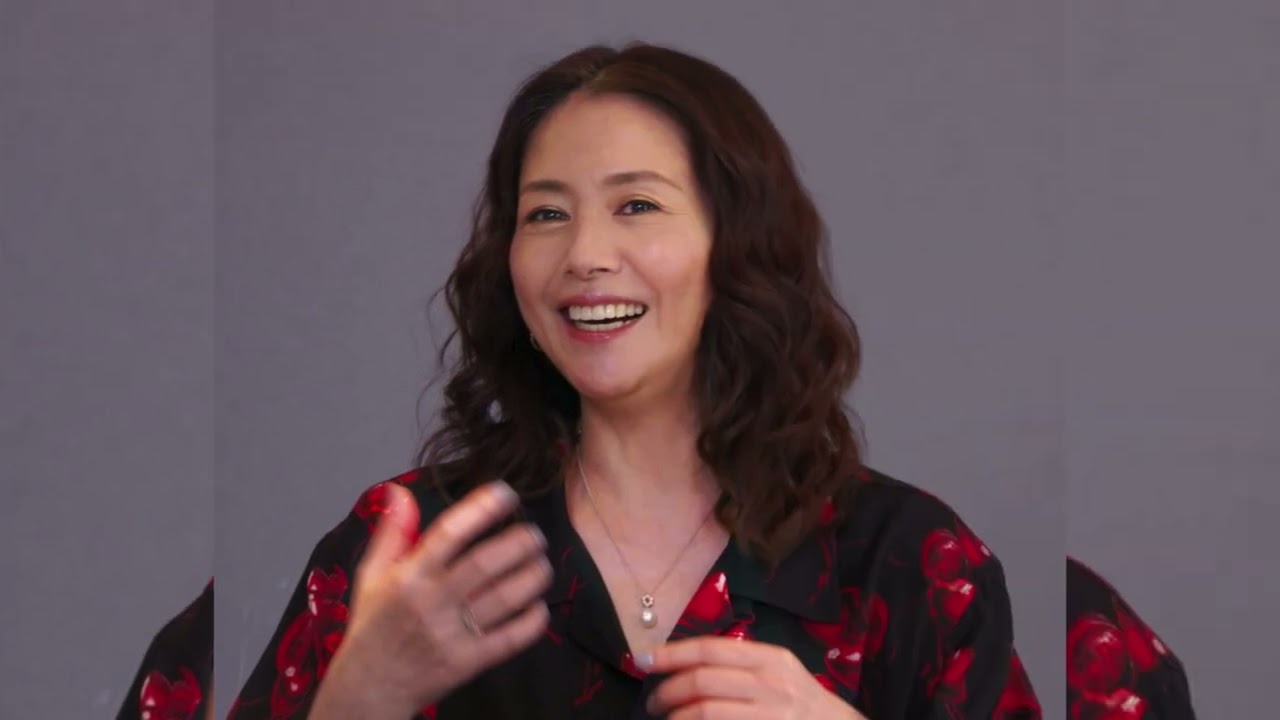 「永遠に可愛い」小泉今日子、“おしゃ白髪”でにっこり　ブルーリボン賞授賞式オフショに反響「ナチュラルで素敵」