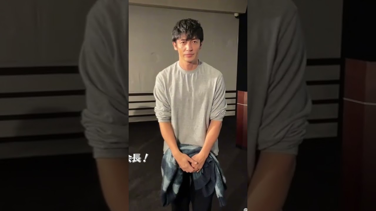 さりげなく立って花束を貰う！所作がカッコ良すぎ