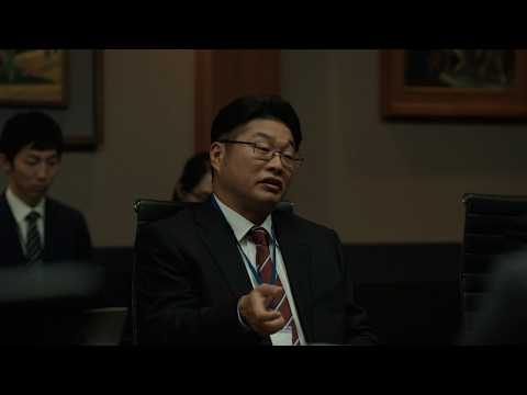 山本耕史&松尾諭、まさかの『地面師』バトルが再勃発!?　テレビCM「地球調査」シリーズ第92弾「宇宙人ジョーンズ・ある日の会議室」篇