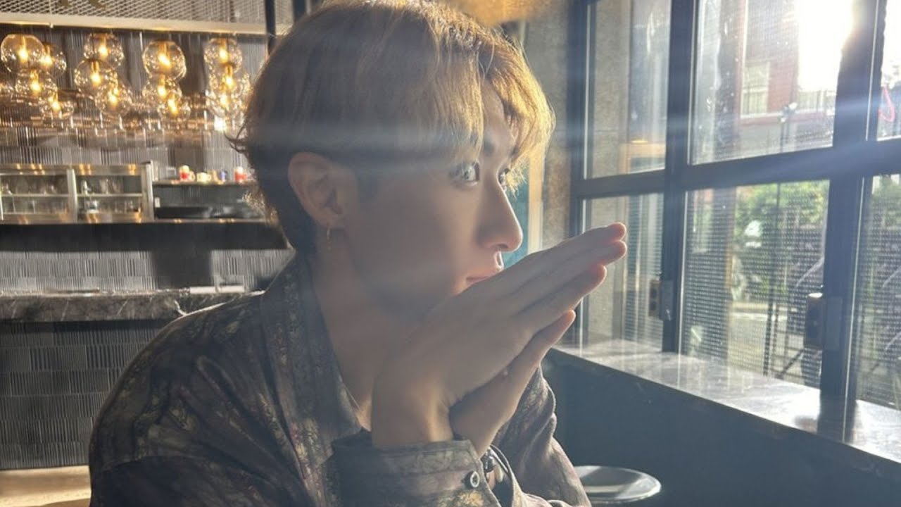 岩本照の日差しが注ぐ窓辺での横顔ショットに「美人すぎる」「鼻筋が綺麗」「神々しい」など絶賛の声！ポーズにも「シャーク？」と注目集まる