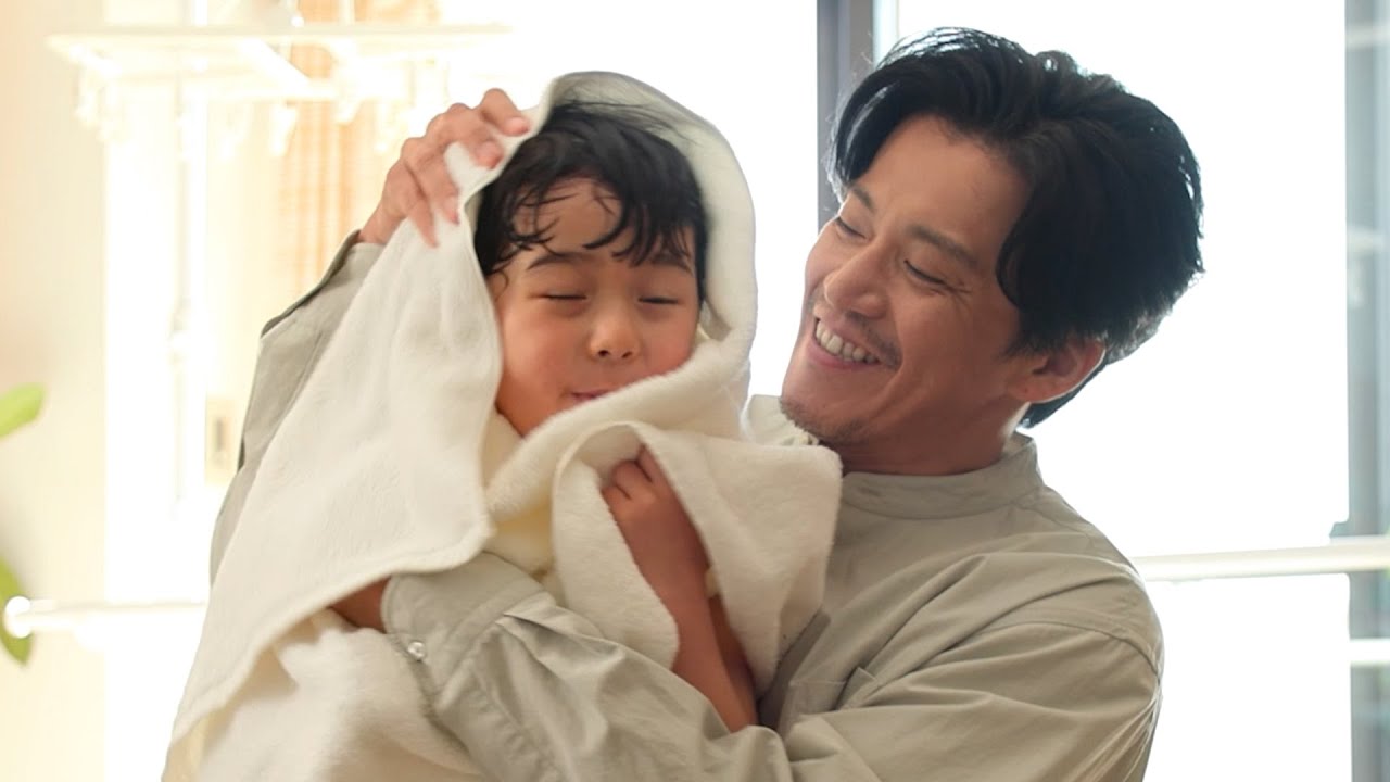 小栗旬が子どもの体を優しくふく「パパの姿」にときめく！