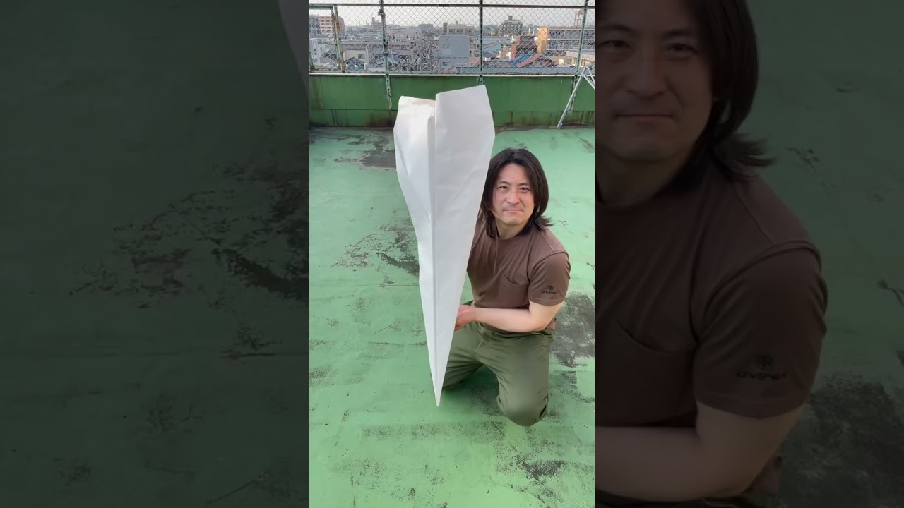 でっかい紙で紙飛行機を作ろう【Make a paper airplane out of a large piece of paper】#shorts