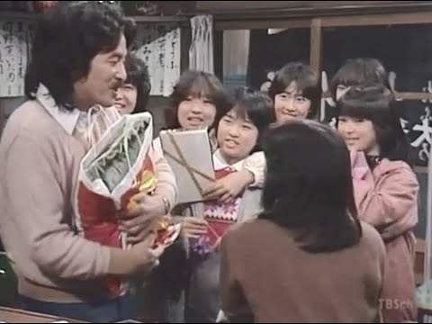 【SEN】2B担任が女子生徒たちに誕生日プレゼントをもらってモテモテのシーン／さとう宗幸・川口雅代・なぎら健壱・日向明子／永井由里子・桂木由子・川崎由美子ほか／昭和ドラマ／学園ドラマ1981年作品