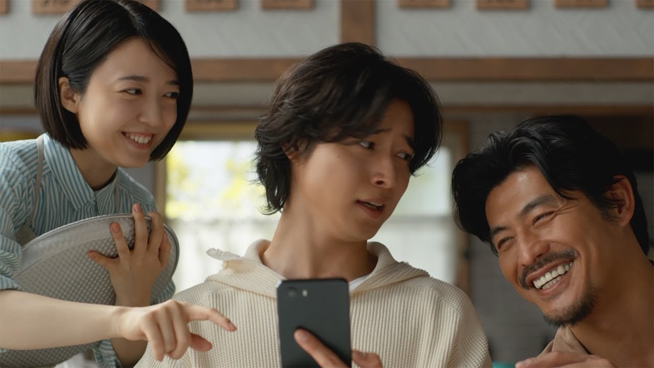山崎賢人、上白石萌音＆坂口憲二に力強いツッコミ！　「サントリー生ビール」新CMが公開
