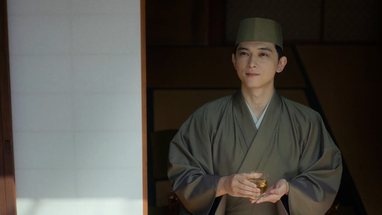吉沢亮が“伝説の茶人”に！新たに緑茶飲料事業に参入したアイリスオーヤマの新TVCMに登場　アイリスオーヤマ「アイリスのお茶 綠（りょく）」新TVCM『あの人にも』篇『朝は本物』篇