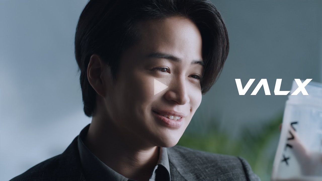 VALXブランドアンバサダー菊池風磨さん出演　WEB CM「VALXプロテインが欲しすぎて会議どころじゃない」編