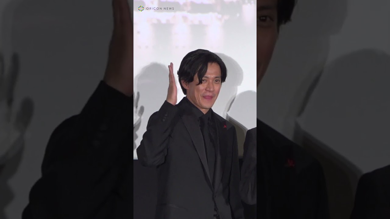 小栗旬　クセ強めなお手振りを披露