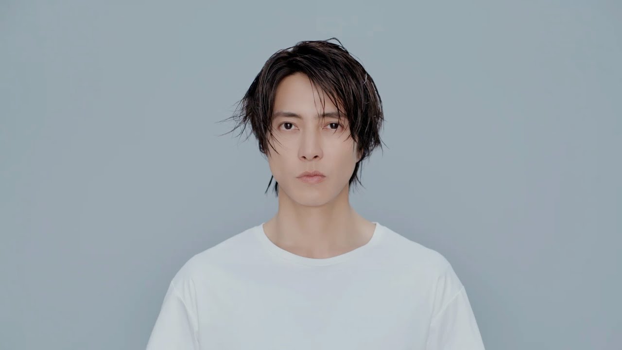 山下智久、寝起きボサボサ髪→さらさらストレートヘアに“変身”！　新ヘアケアブランド「Straine」CM公開
