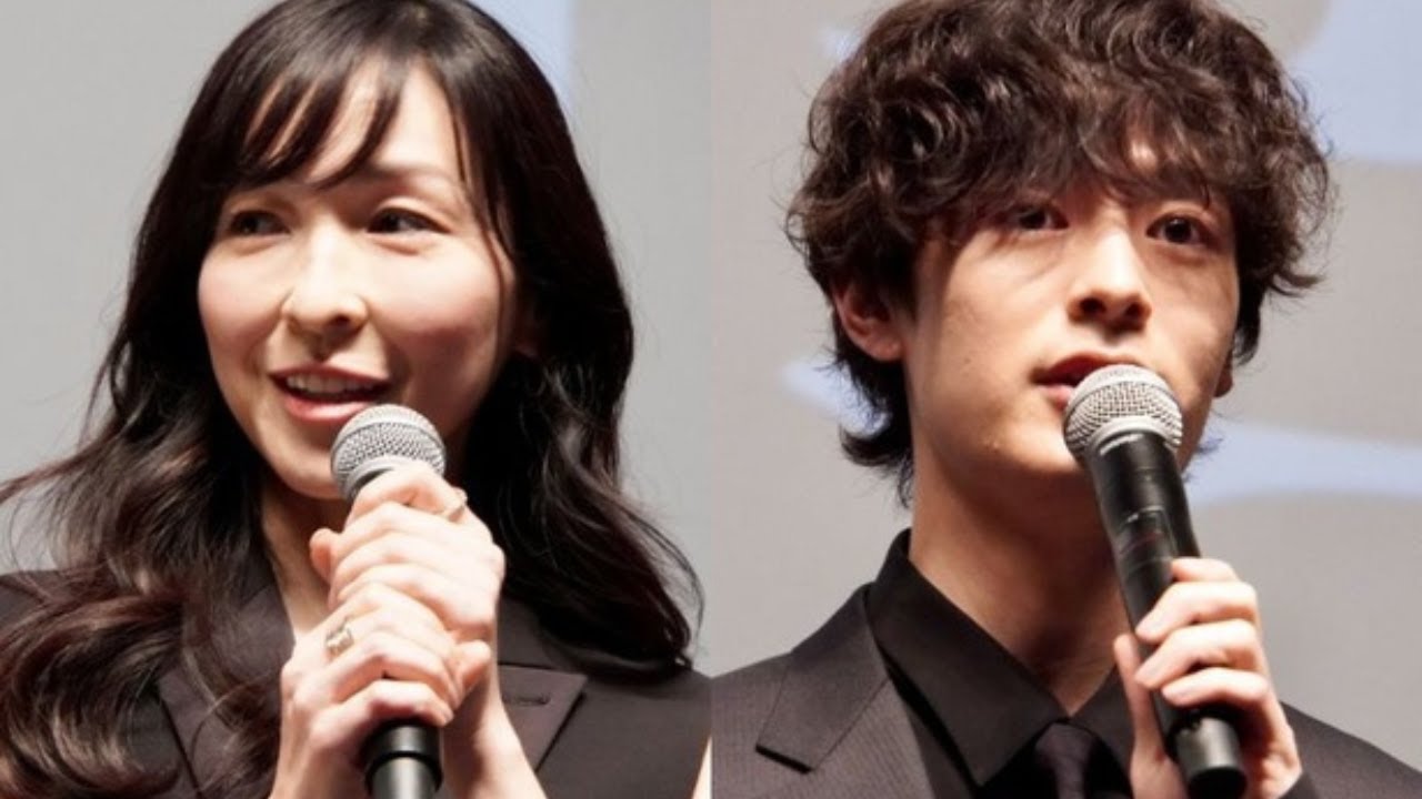 麻生久美子＆塩野瑛久、顔は血まみれだけど笑顔の仲良しオフショットに「お似合いの2人」の声＜魔物＞｜豪華キャストの裏側に密着！