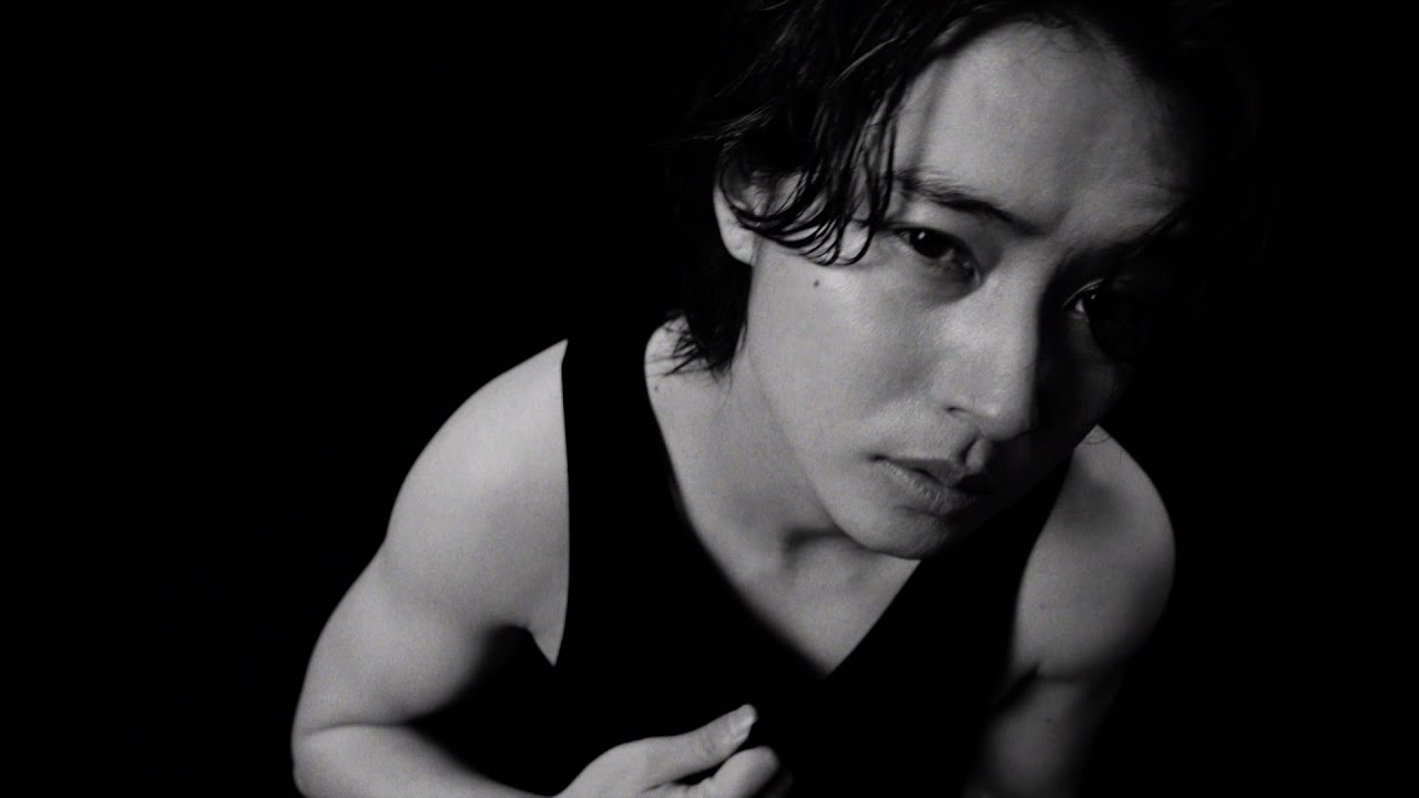山﨑賢人、鍛え抜かれた筋肉美を披露！撮影前に抜かりないパンプアップも　「ザバスMILK PROTEIN」シリーズ新TVCM『カッコイイって、なんだろ？』篇