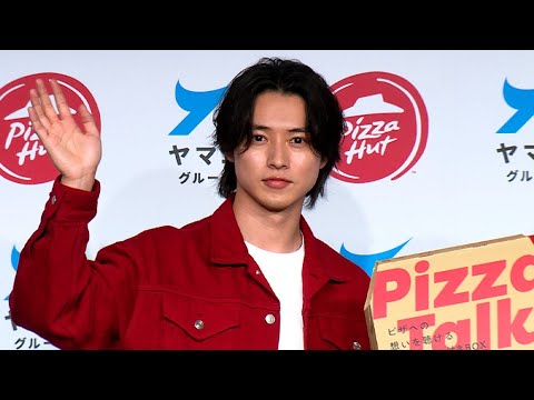 山﨑賢人、巨大なピザ箱から登場！　「ピザの気持ちになりました」　「ピザハット」新商品・新CM発表会、ピザの食リポにも挑戦