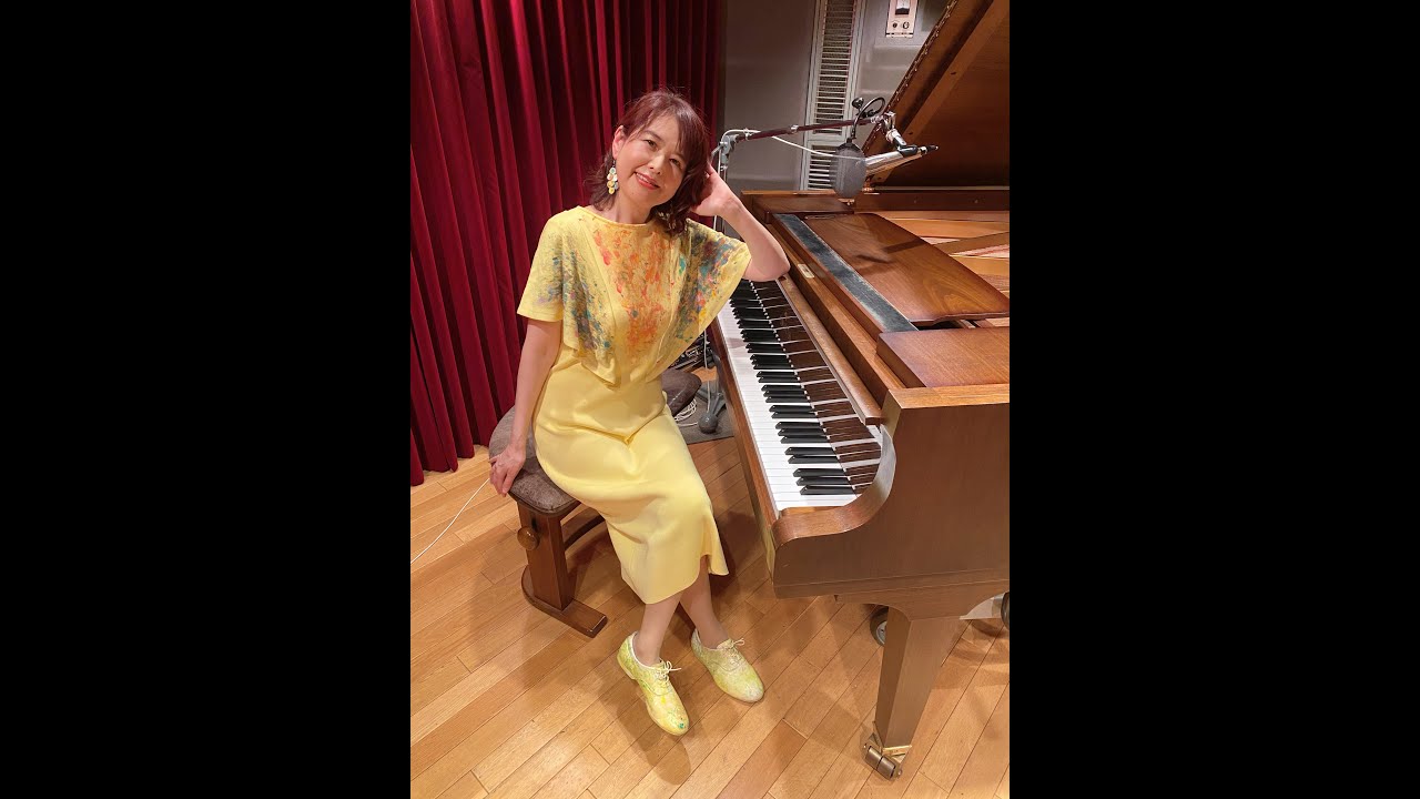 Under the moon / Akimuse