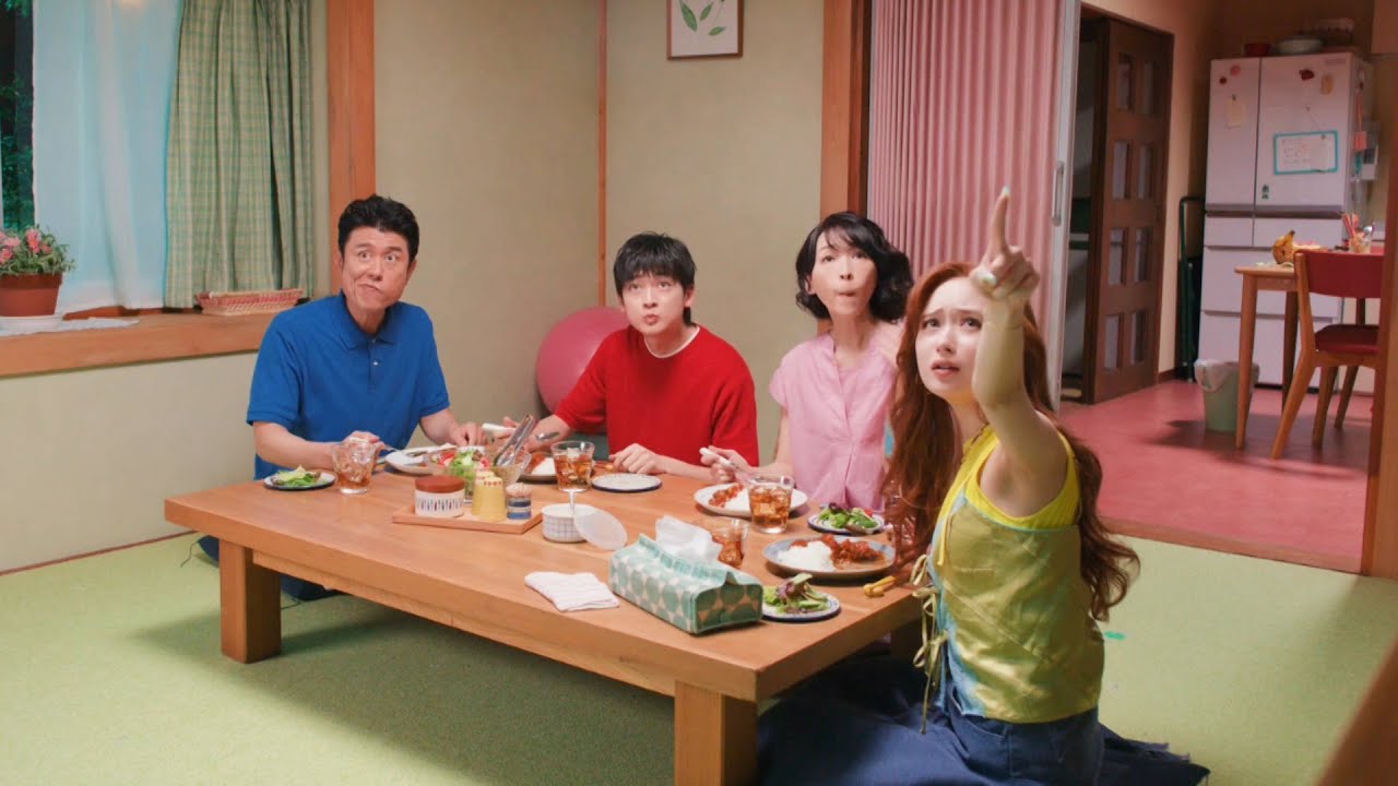 【実写クレヨンしんちゃん】ついに野原一家が大集合！高橋文哉&原田泰造&麻生久美子&畑芽育が完全再現セットに集合　「野原一家ファイヤーだゾ！」篇