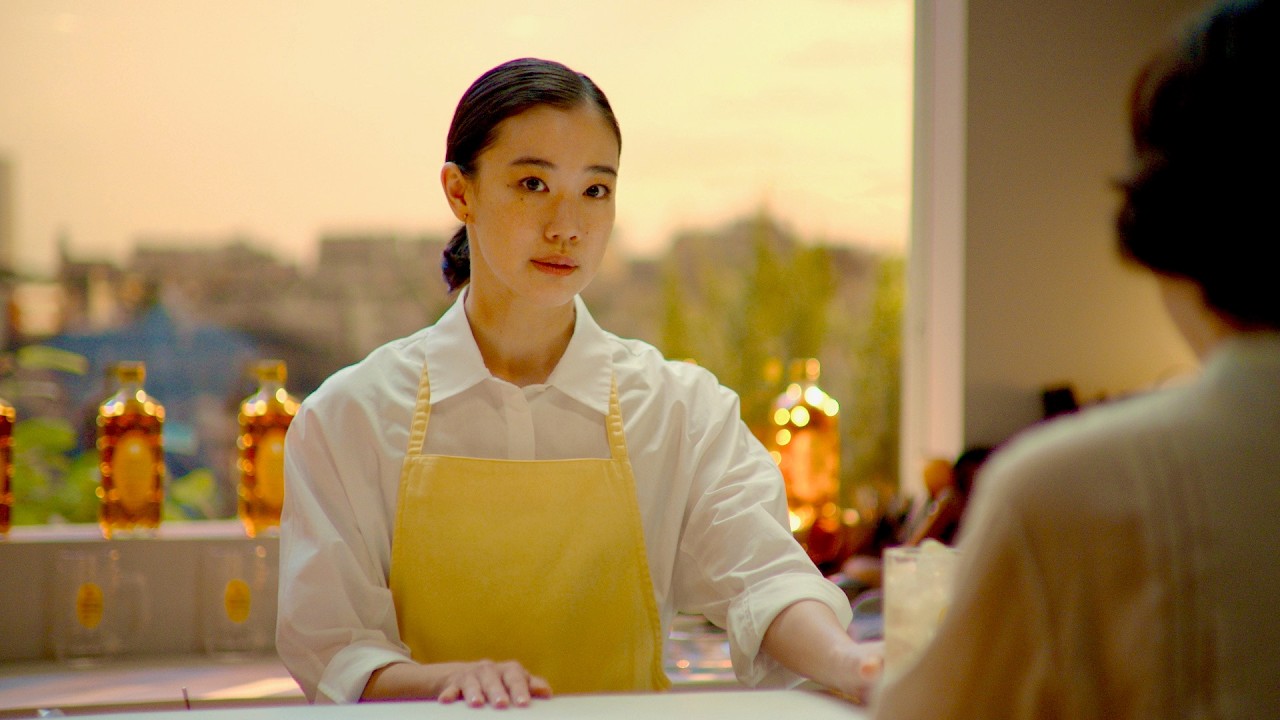 蒼井優「角瓶」バーテンダー就任！染谷将太に角ハイボール、野田洋次郎、小林聡美出演／サントリーウイスキー 「角瓶」CM＋メイキング