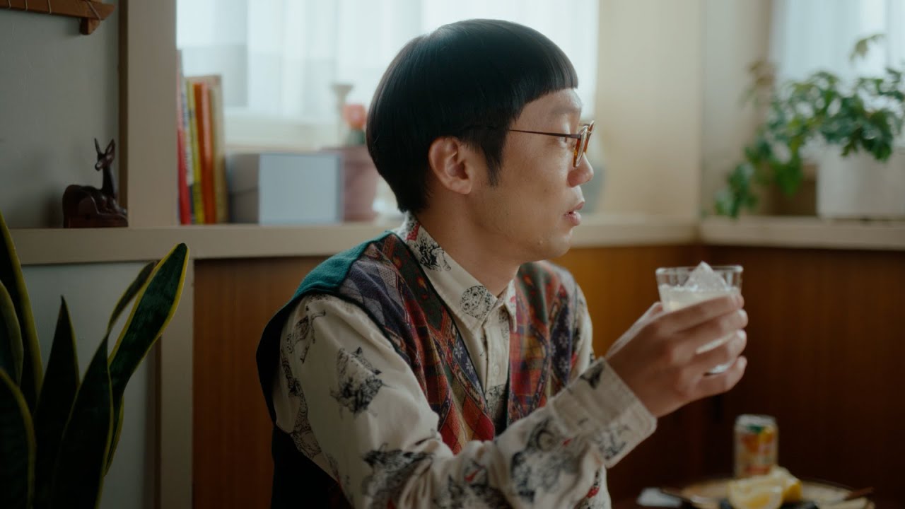 アサヒよわない贅沢 WEBCM「よわない日記 -巣立ち-」篇 20秒 男性ブランコ