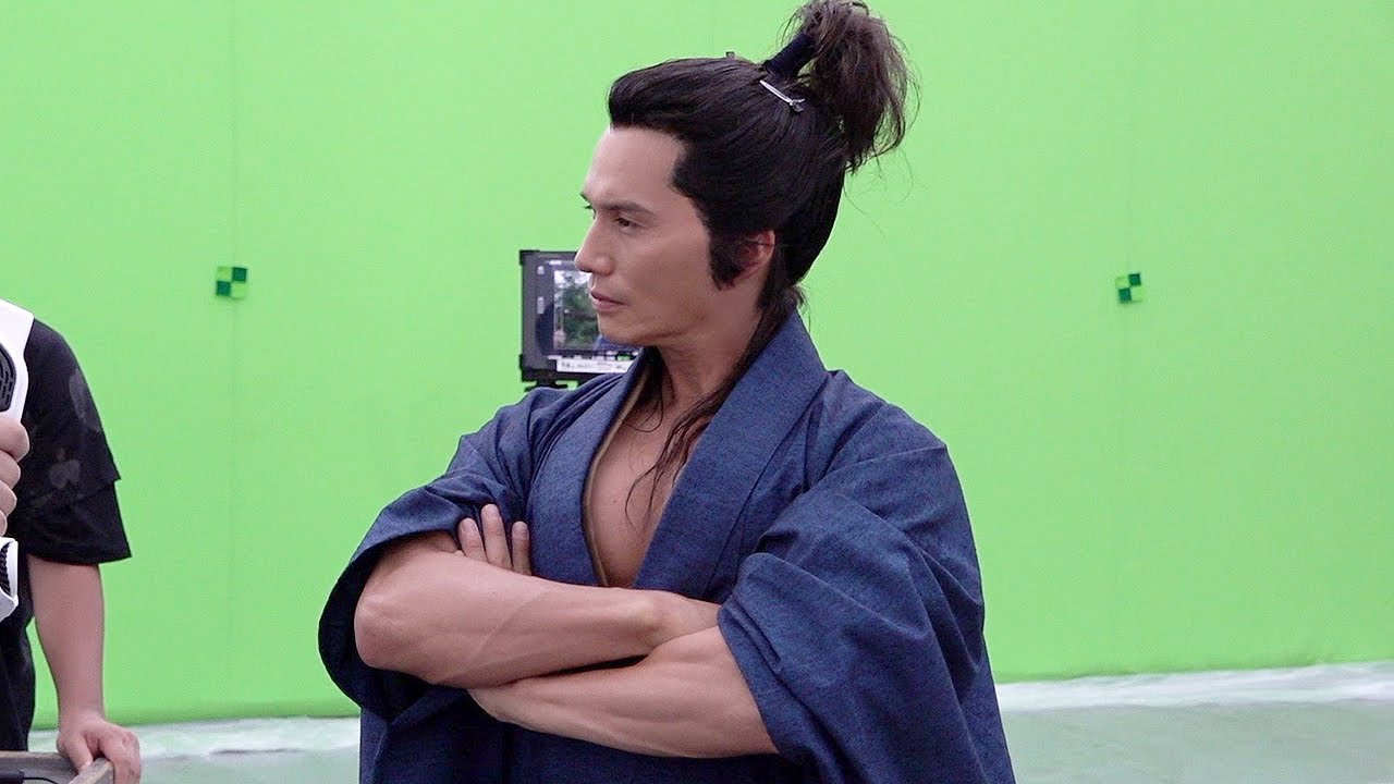 市原隼人、“胸筋”チラリ！色気漂う侍姿　井上咲楽と銅像になる！？　「ほけんの窓口」の新CM「銅像」編＆メーキング