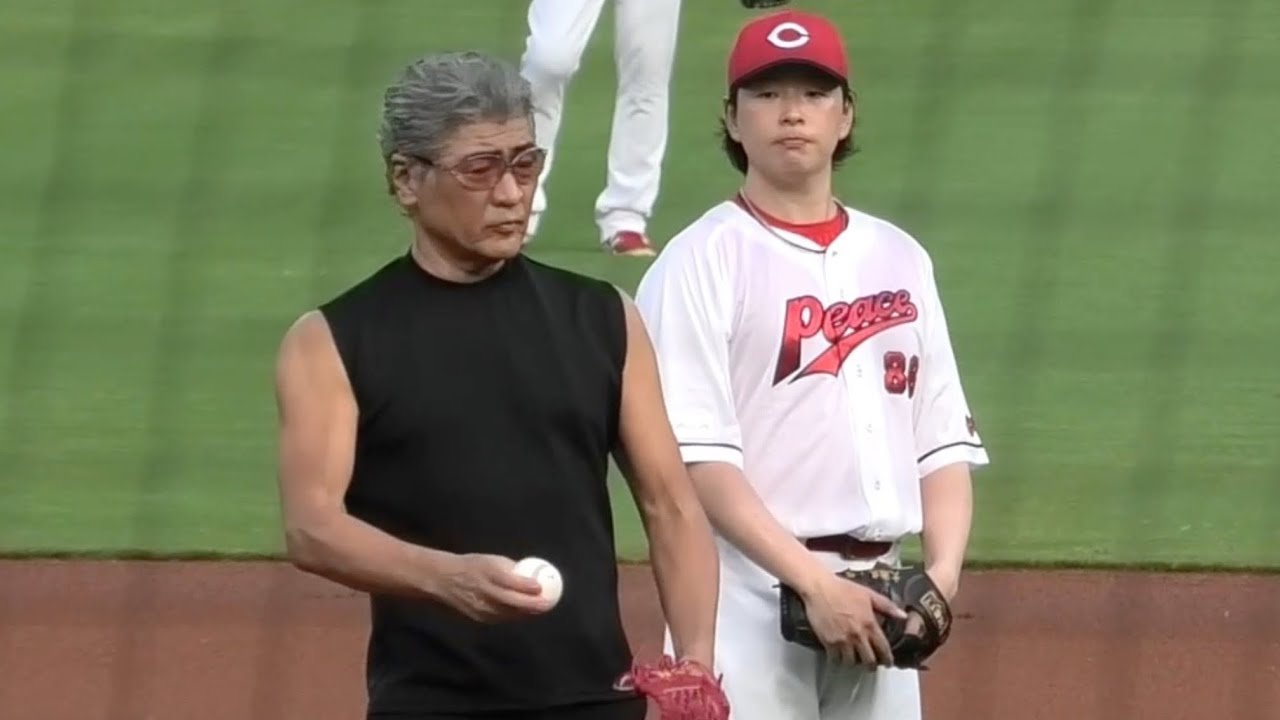 吉川晃司さんが地元広島「ピースナイター」始球式！103キロ投球に場内大歓声！投球練習も！広島東洋カープvs阪神タイガース 2025年8月13日
