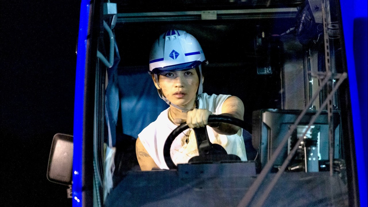 岩橋玄樹、流暢な英語を披露！泥まみれで重機を操るタフガイを熱演！映画『男神』本編映像