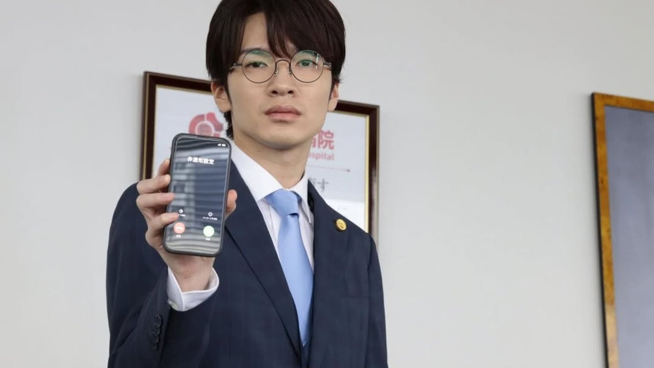 深澤辰哉が前髪下ろしメガネ＆スーツ姿で空虚な表情でスマホを見せる姿に「真顔でもかっこいいとは何事」「スマホ持つ手も美しい」