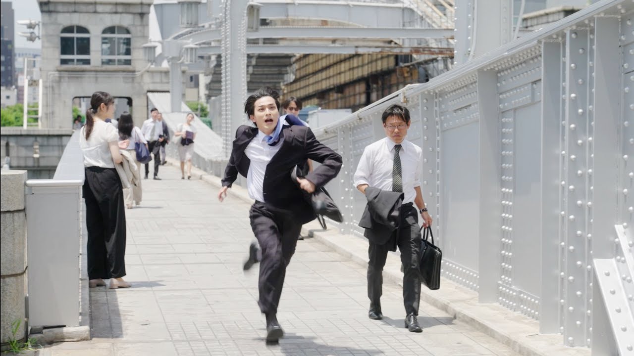 横浜流星　炎天下の中、スーツで街中ダッシュ100回以上！　「今年一、つらかった撮影」  湖池屋「ピュアポテト」新CM