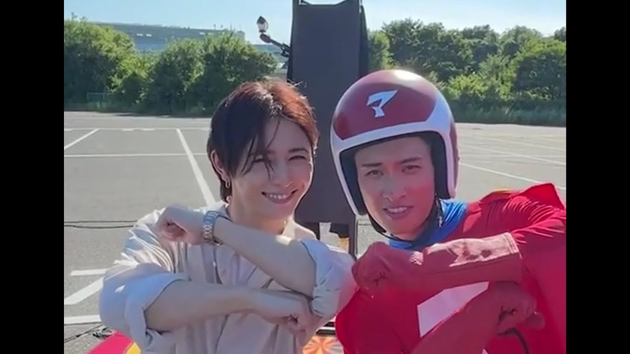 山田涼介と向井康二がノリノリ首振りダンス！最後はマッサマンポーズも見せるふたりに「ビジュ爆発」「美人すぎて女優さんかと思った」 3