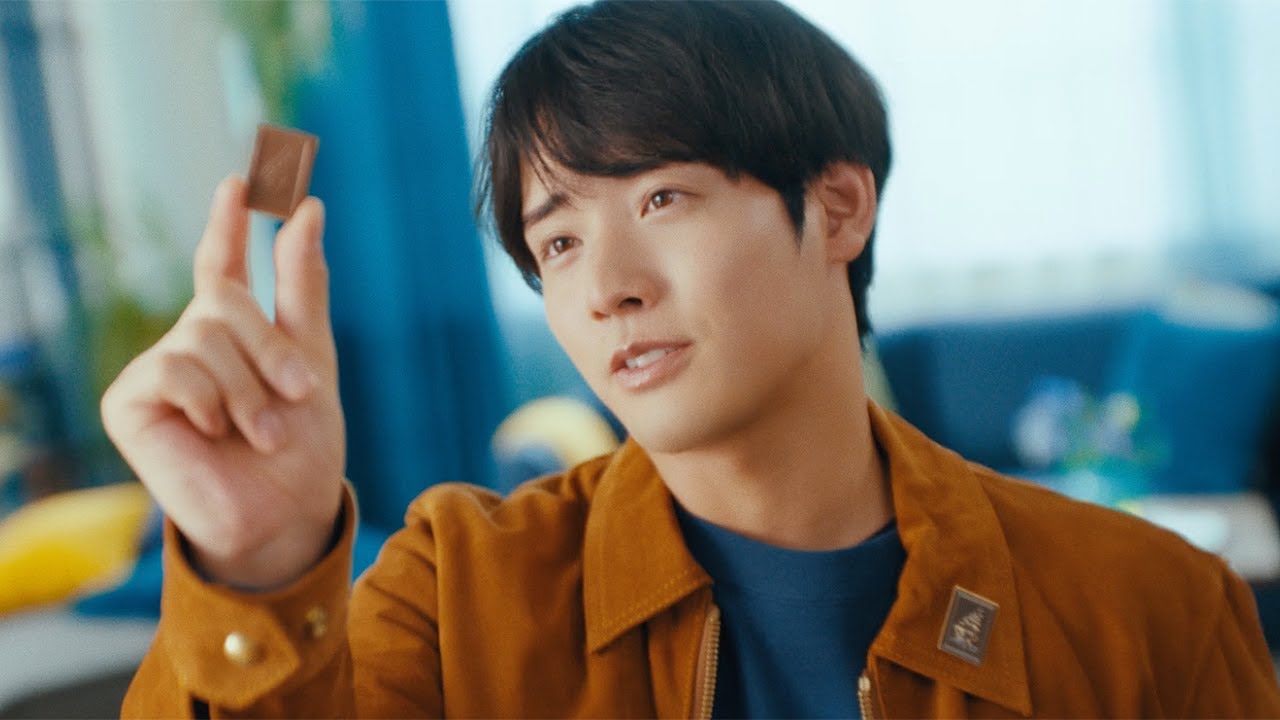 赤楚衛二、“愛あふれる表情”披露　Omoinotake新曲「イノセントブルー」がCM曲に　ブルボン「アルフォートミニチョコレート」新TVCM「I am アルフォー党」編